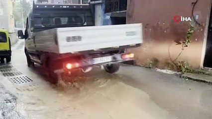 Bayraklı’da şiddetli yağış taşkınlara sebep oldu