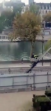 Vídeo mostra fuga de ladrões após roubo no Museu do Louvre