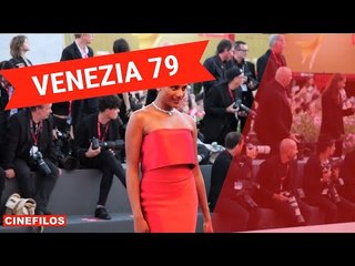 Simone Ashley sul red carpet di Venezia 79