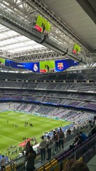 Afición del Real Madrid en los alrededores del Bernabéu