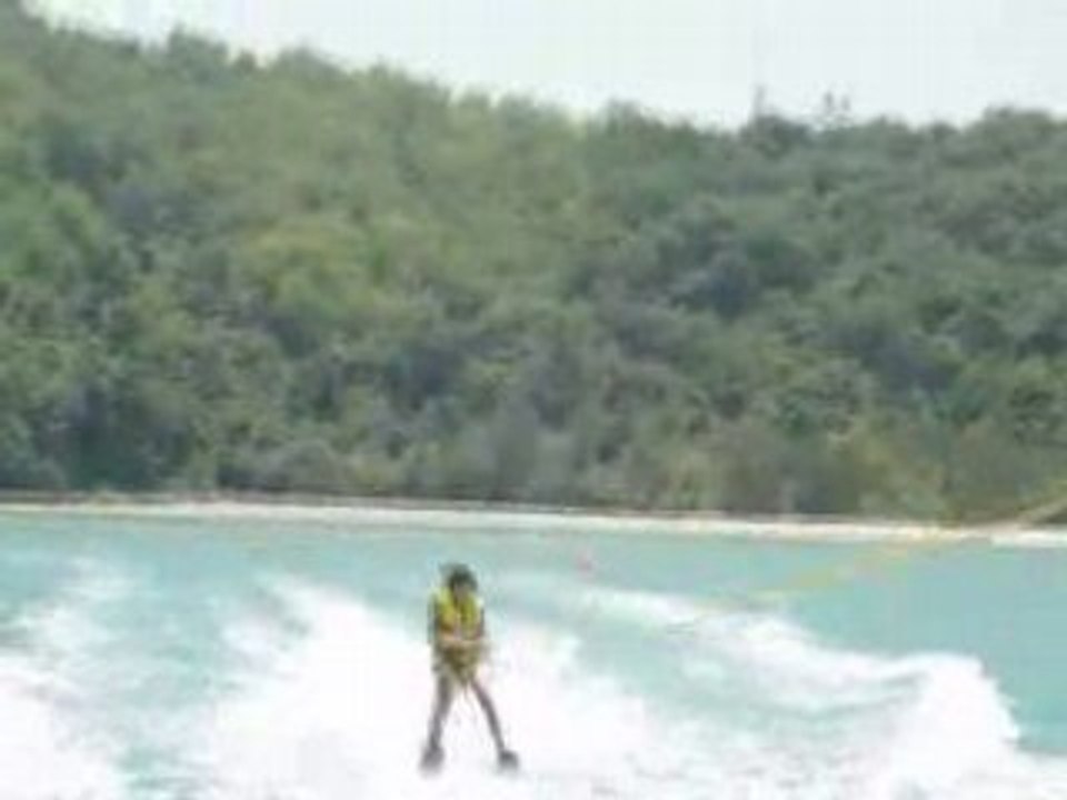 Joachim fait son premier ski nautique