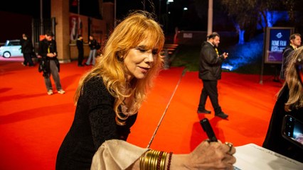 Rosanna Arquette, il red carpet alla Festa del Cinema tra autografi e selfie con i fan