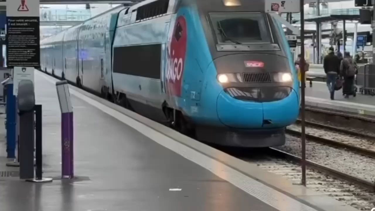yassine gessime arrive à Paris par le TGV le vainqueur de coupe du monde U20