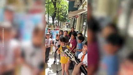 Un grupo de chicos cantó en la puerta de la casa de Charly por su cumpleaños