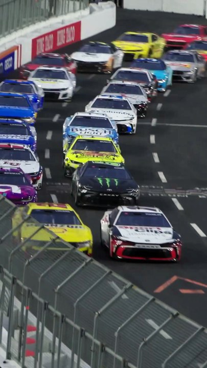 Um pega entre Hamlin e Logano, para quem gosta de ovais curtos.