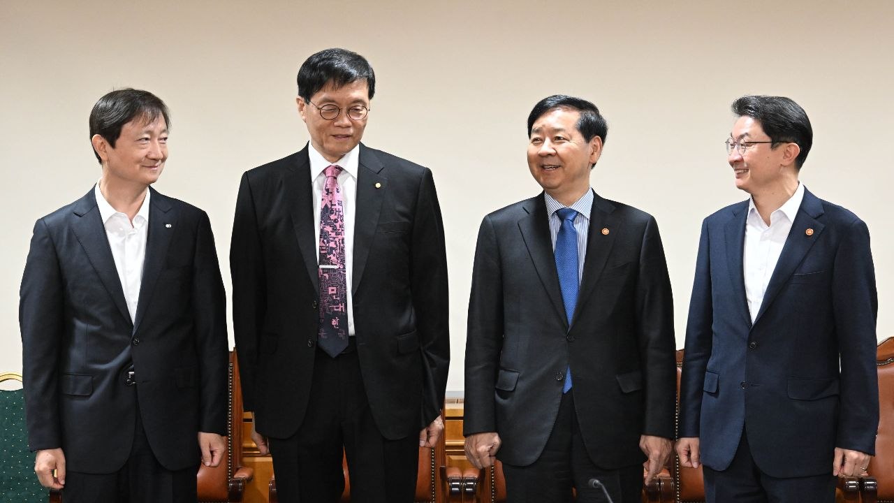 시장상황점검회의 "부동산 과열 양상...주택공급 확대 총력" / YTN