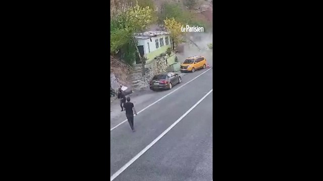 En Turquie, un chauffeur de taxi échappe de peu à une chute de pierre