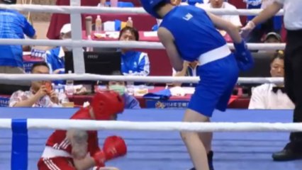 El polémico KO en 94 segundos de la boxeadora vetada que esquivó las pruebas de sexo