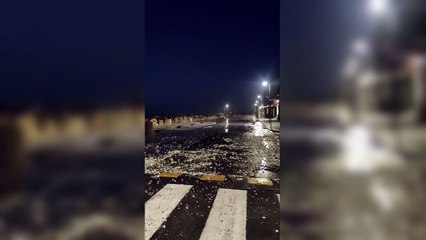 Marina di Pisa, la mareggiata: la strada si ricopre di sassi