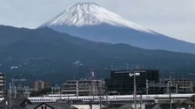 Monte Fuji coberto de branco. Primeira neve chegou com 21 dias de atraso