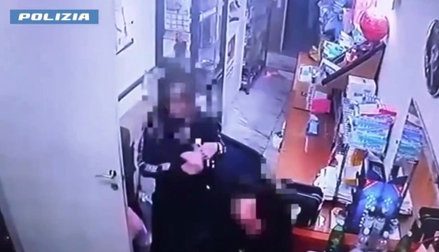 Picchia brutalmente la moglie malata: la scena ripresa dalle telecamere (24.10.25)