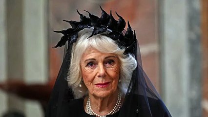 Perchè la regina Camilla ha indossato un abito nero per incontrare il Papa?