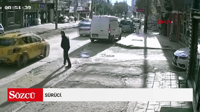 Sürücüsünün geri manevra yaptığı minibüs, yayaya çarptı; kaza kamerada
