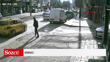 Sürücüsünün geri manevra yaptığı minibüs, yayaya çarptı; kaza kamerada