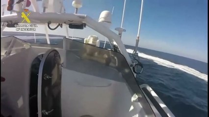Interceptan una narcolancha con 1.700 kilos de hachís frente a Chipiona (Cádiz)