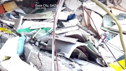 Faixa de Gaza: académico procura livros entre os escombros