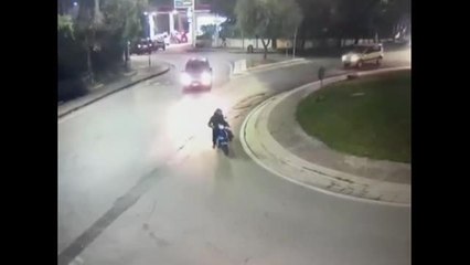 Con l'e-bike trascina il cane legato con una catena al collo: denunciato