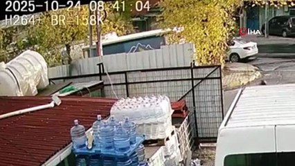 Küçükçekmece’de facianın eşiğinden dönüldü: İSKİ tankeri kayarak iş yerine girdi