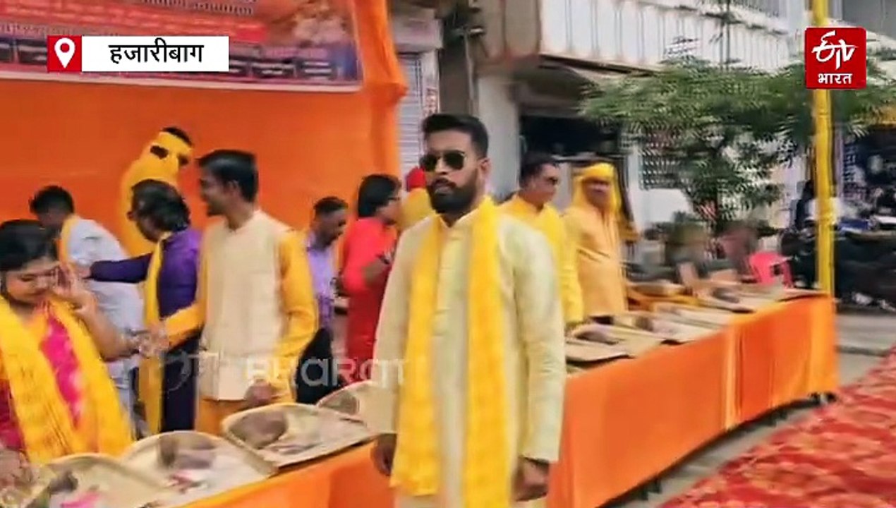 महापर्व छठ में आपसी सहयोग, महज 11 रुपये में पूजन सामग्री व्रतियों को करायी जा रही उपलब्ध