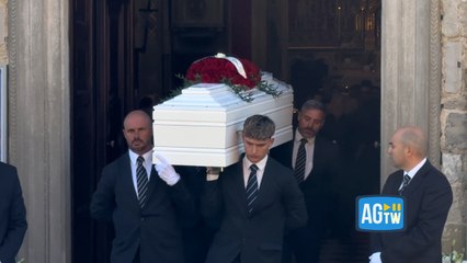 Il funerale di Pamela Genini: il feretro bianco e la chiesa gremita
