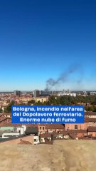Bologna, incendio nell'area del Dopolavoro ferroviario. Enorme nube di fumo visibile dal centro