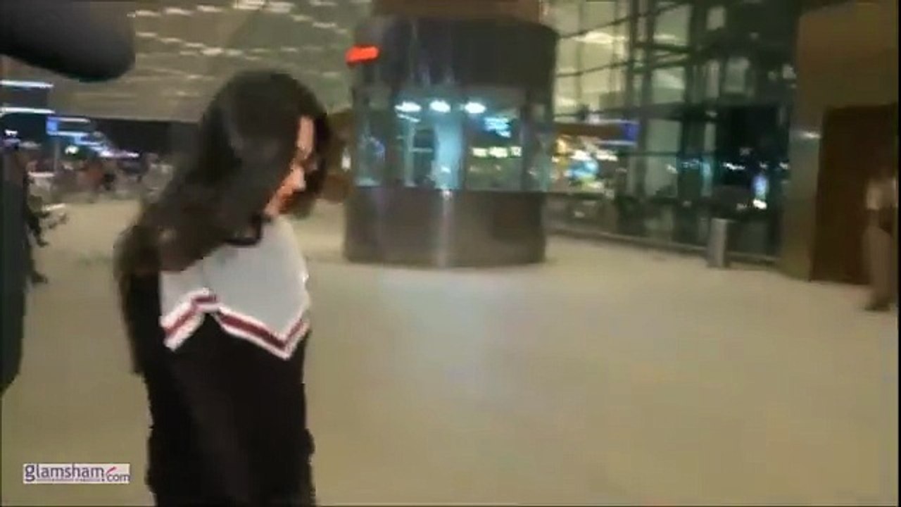 Karisma Kapoor turning up the heat with those bold red hot lips! 🔥 Effortless glam, as always.   #glamsham #karismakapoor #redhot #bollywoodstyle #glamqueen #boldlook #styleicon  glamsham, karisma kapoor, red hot, bollywood style, glam queen, bold look,