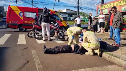 Homem fica ferido após colisão entre motos no cruzamento das Ruas Europa e Ipanema