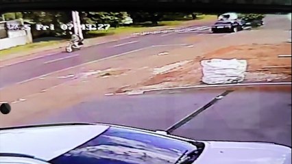 Vídeos mostram colisão entre carro e moto na Avenida Piquiri, em Cascavel