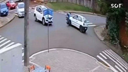 Câmera flagra colisão entre carro e patinete na Rua Ipanema no Bairro Periolo, em Cascavel