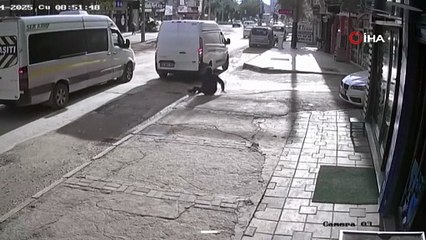 Görünmez kaza böyle geldi: Ger giderken yayayı yere serdi!