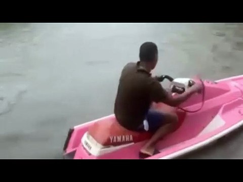 Video viral: jóvenes navegan en Jetski por calles inundadas de la capital durante lluvias de Melissa