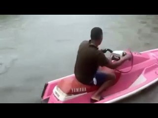 Video viral: jóvenes navegan en Jetski por calles inundadas de la capital durante lluvias de Melissa