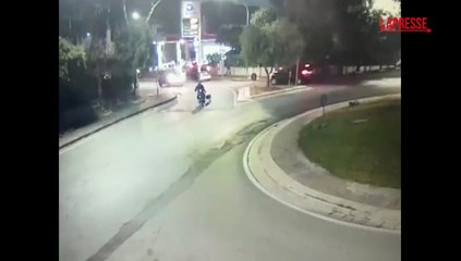 Napoli, cane trascinato per 6 km con e-bike: il video