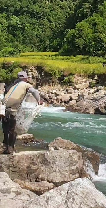 cast net fishing in Nepal | himalayan trout fishing with handmade cast net |