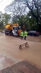 Una impresionante rotura de un caño principal de Aguas y Saneamientos Argentinos (AySA) en el barrio de Belgrano