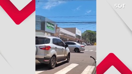 Viatura da PM capota durante ocorrência e atropela jovem em patinete elétrico em Toledo