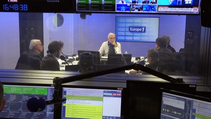 Vente des voitures thermiques : Emmanuel Macron veut assouplir le passage au 100 % électrique mais garde la date butoir de 2035