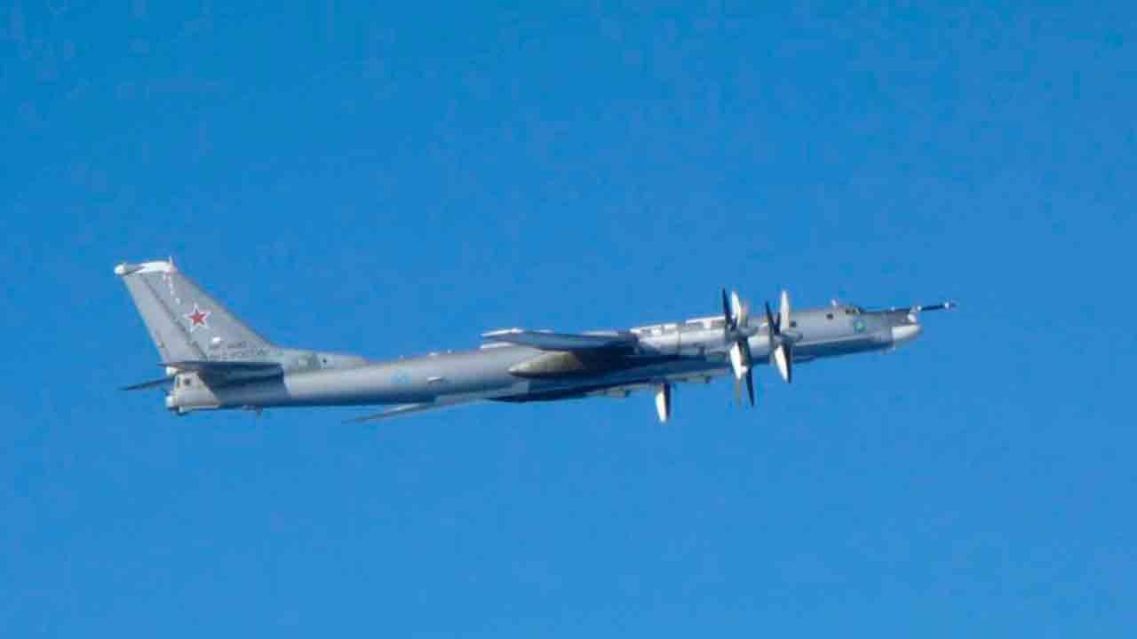 日本戦闘機、ロシア爆撃機が日本海を横断後に緊急発進