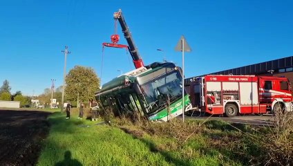 Milano, autobus esce di strada in via Sant'Arialdo: 5 feriti