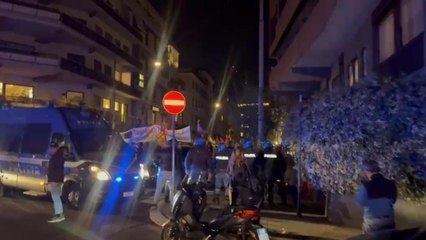 Corteo pro Palestina a Roma, la polizia blocca i manifestanti che volevano raggiungere l'Auditorium: traffico in tilt