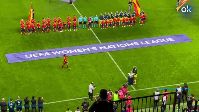 Aitana Bonmatí ofrece el Balón de Oro a la afición a los más de 20.000 espectadores de La Rosaleda