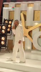 شعره لون البدلة.. إطلالة غريبة من حسن أبو الروس في ختام مهرجان الجونة