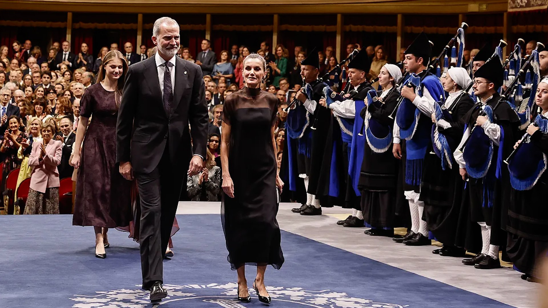 "Con emoci�n de padre y de rey", el Rey Felipe VI ha asegurado este viernes durante la ceremonia de entrega de los Premios Princesa de Asturias que le corresponde ceder espacio a su hija, la Princesa Leonor, como heredera de la Corona, en un acto que el monarca ha protagonizado durante m�s de cuarenta a�os.

El Teatro Campoamor de Oviedo ha sido el escenario de esta emotiva declaraci�n, en la que Felipe VI ha recordado que su hija "lleva ya siete a�os asistiendo a este acto" y que, en este tiempo, "ha ido asumiendo gradualmente la tarea de presidir estos premios, dando a cada paso nuevas pruebas de madurez y sensibilidad; con un papel tambi�n m�s activo en la vida p�blica".

"En consecuencia, me corresponde &mdash;creo yo&mdash; ir cedi�ndole ya este espacio, como heredera de la Corona y como presidenta de honor de la Fundaci�n desde hace 11 a�os", ha expresado el monarca visiblemente emocionado.

Momentos antes, la Princesa Leonor hab�a arrancado sonrisas entre el p�blico al referirse a su padre como "boomer" durante su intervenci�n, m�s extensa que en ediciones anteriores, reflejo de su creciente protagonismo en los premios.

Leonor de Borb�n explic� que, "aun siendo de la generaci�n zeta e hija de una equis y de un boomer", tiene la sensaci�n de que escribir una carta "permite pararse, profundizar y pensar m�s". Con este hilo conductor, dedic� buena parte de su discurso a glosar las cualidades de los premiados de este a�o, en lo que defini� como una "carta con env�o postal de viva voz" en estos tiempos "de inmediatez, de fugacidad, de virtualidades, de bits".