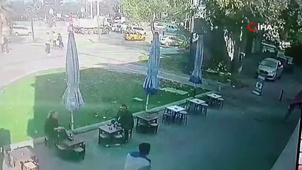 Bursa’da şiddetli lodos tabelayı uçurdu; 2 kişi canını zor kurtardı