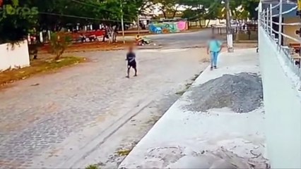 Carro Roubado em Novo Olinda: Casal Abordado após Sair de Comércio e Dupla de Criminosos Flagrada por Câmera de Segurança