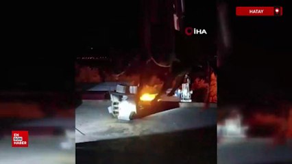 Hatay'da evin damında mahsur kalan inek vinçle kurtarıldı