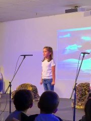 Η κόρη του Ετεοκλή Παύλου και της Ελένης Χατζίδου σε σχολική παράσταση