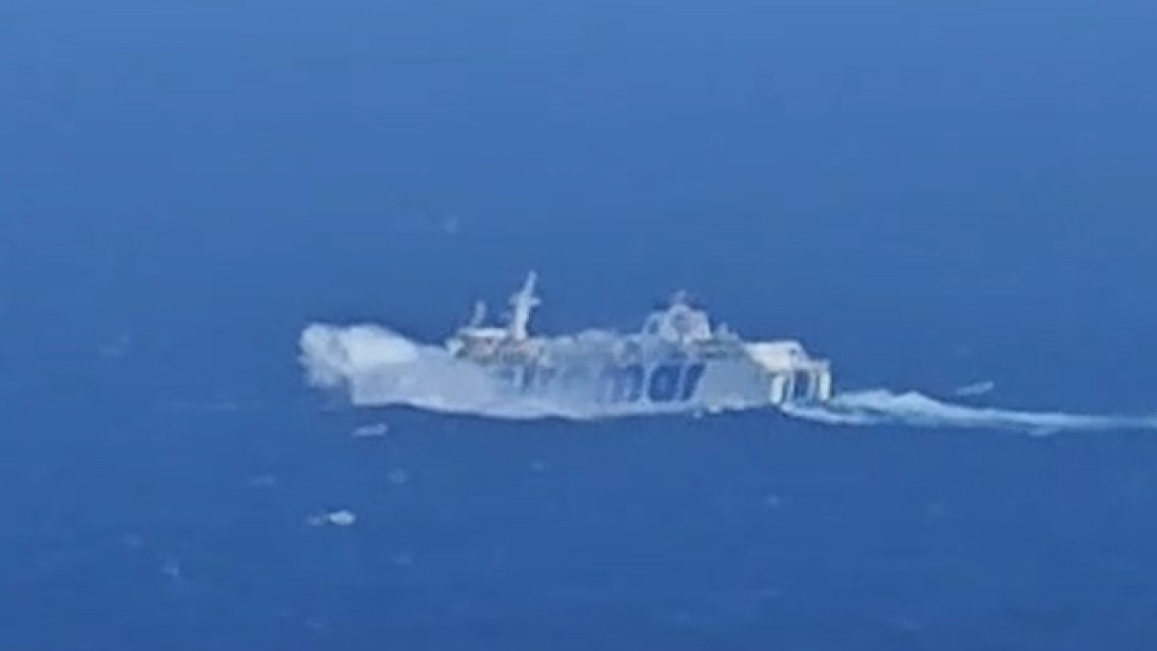 Mare agitato al largo di Capri: il traghetto è in difficoltà