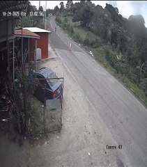 Cámara de seguridad graba cuando carro atropelló a dos mujeres a bordo de una motocicleta