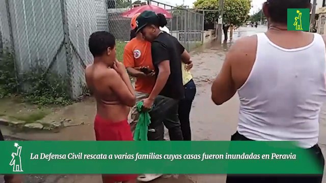 La Defensa Civil rescata a varias familias cuyas casas fueron inundadas en Peravia